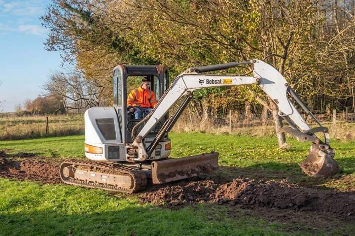 Engin de terrassement à louer avec chauffeur Orleans