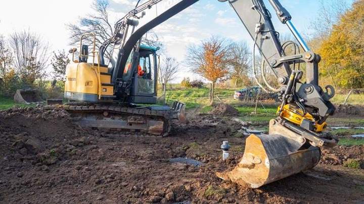 Une pelle sur chenille caoutchouc + lames de 16 tonnes équipée tiltrotator ENGCON Orleans